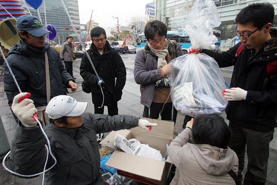 'MB삐라' 퍼포먼스를 준비하는 예술인들과 네티즌들.[사진-통일뉴스 조성봉 기자]