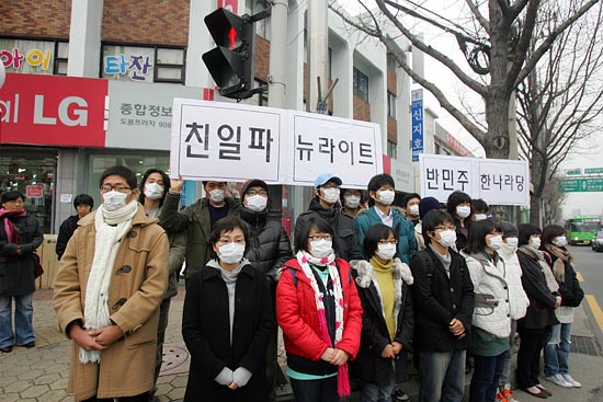 마스크를 쓰고 집회에 참여하는 것을 금지하는 이른바 '신지호법'을 반대하는 네티즌 30여명이 17일 오전 9시 30분, 서울 도봉구 쌍문동 신지호(한나라당, 도봉갑) 의원 사무실 앞에 모여 40여분간 마스크를 쓴 채 손피켓을 들고 침묵 시위를 벌였다.[사진-통일뉴스 조성봉 기자]