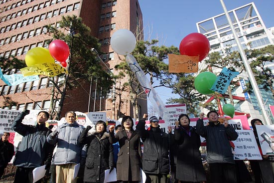 22일 오전, 민주노총은 영등포 대영빌딩 앞에서 이명박 정부의 민생, 노동정책을 비판하는 내용이 담긴 ‘삐라’ 5만장을 국회와 청와대 방향으로 날려 보냈다.이날 행사에는 민주노총 진영옥 수석위원장 등 조합원 20여명과 ‘나라 걱정 많은 예술가 일동' 네티즌들이 참석했다. [사진-통일뉴스 조성봉 기자]