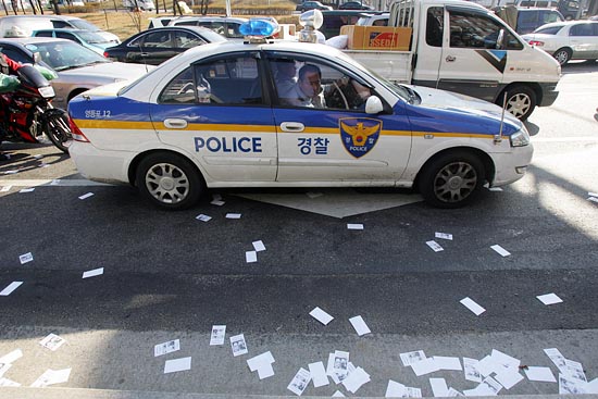 경찰이 차문 밖으로 