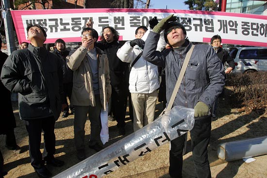 날라가는 삐라풍선을 바라보고 있는 참가자들.[사진-통일뉴스 조성봉 기자]