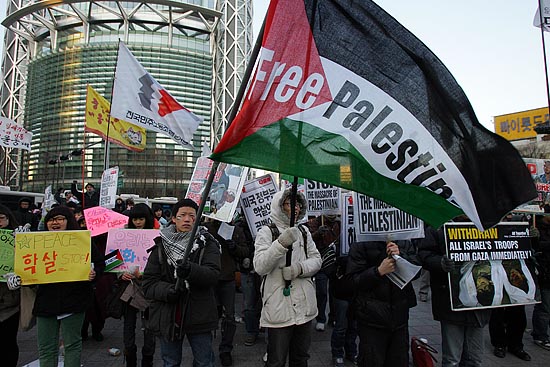 10일 오후, 서울 보신각 앞에서 75개 단체들은 이스라엘의 팔레스타인인 학살 중단 촉구 긴급행동'을 열었다. [사진-통일뉴스 조성봉 기자]