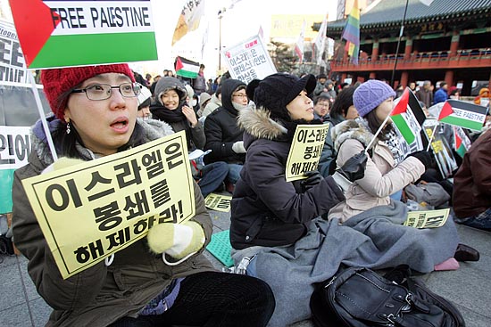 200여 명의 참가자들은 추운 날씨 속에서도 자리를 지키며 이스라엘의 침공을 규탄했다. [사진-통일뉴스 조성봉 기자]