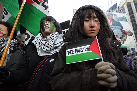 광화문 이스라엘 대사관 앞에서는 희생당한 팔레스타인인들을 추모하는 기도회가 열렸다. [사진-통일뉴스 조성봉 기자]