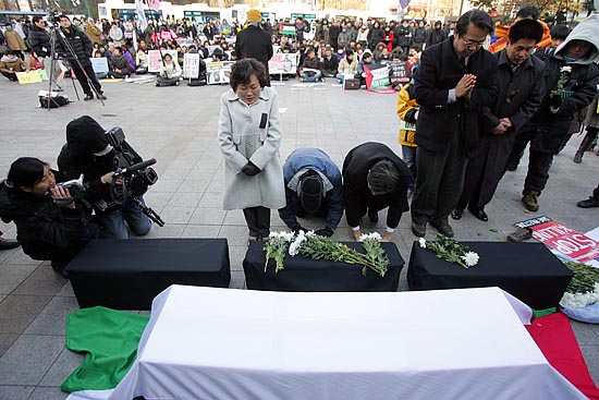 시민들이 희생된 팔레스타인인들을 추모하며 헌화하고 있다. 곽정숙 민주노동당 의원(왼쪽에서 세 번째)도 참가했다.[사진-통일뉴스 조성봉 기자]