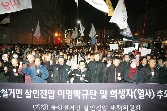 경찰의 '폭력진압'을 규탄하는 촛불집회에는 약 700여명의 시민, 사회단체 회원들이 함께 했다.[사진-통일뉴스 조성봉 기자]