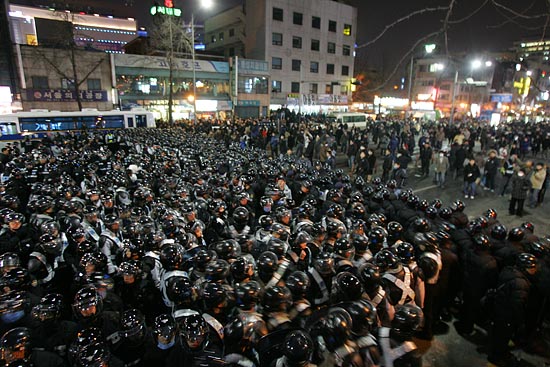 사건현장이 일어난 건물 앞 도로에서 대치중인 경찰과 시민들.[사진-통일뉴스 조성봉 기자]