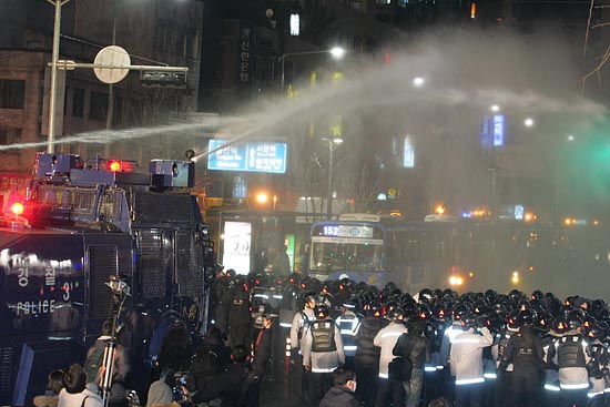 이날 경찰은 살수차를 뿌리며 강제 해산을 시도했다. [사진-통일뉴스 조성봉 기자]