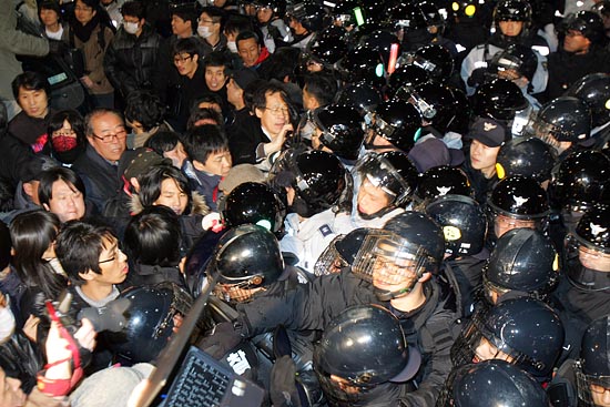 청와대로 진출하려는 시민들과 이를 제지하려는 경찰 간의 심한 몸싸움이 진행됐다.[사진-통일뉴스 조성봉 기자]