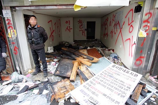 사건현장 맞은 편 상가모습. 재개발을 위한 그동안의 철거과정이 얼마나 심각했는지를 보여주고 있다.[사진-통일뉴스 조성봉 기자]