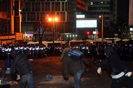 명동성당 앞에서 격렬하게 대치하고 있는 전경들과 시민들.이날 '투석전'으로 인해 수많은 부상자가 발생했다.[사진-통일뉴스 조성봉 기자]