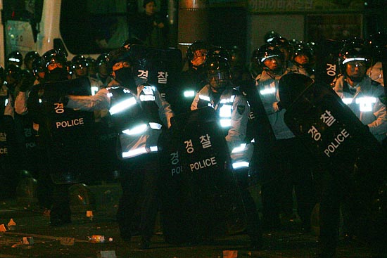시민들을 향해 돌을 던지는 전경들.[사진-통일뉴스 조성봉 기자]