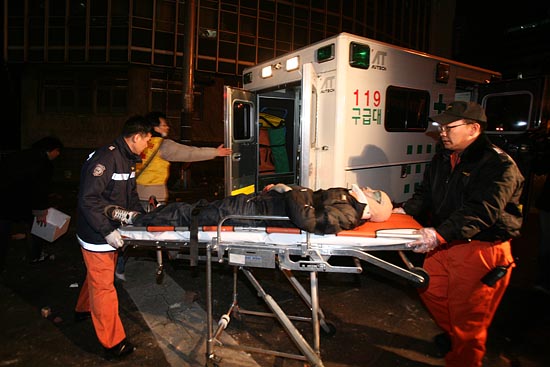 한 부상자가 응급차에 실려가고 있다.[사진-통일뉴스 조성봉 기자]