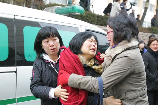 서로 부둥켜안으며 오열하는 유가족들.[사진-통일뉴스 조성봉 기자]