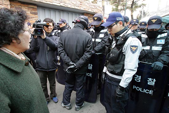 고 이한열 열사의 어머니 배은심씨가 경찰들을 향해 