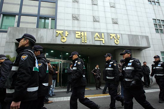 영안실 앞 근무교대를 하러 이동하고 있는 경찰들.[사진-통일뉴스 조성봉 기자]