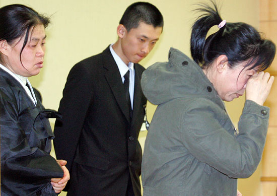 23일 낮 12시경 유가족들이 순천향대학병원에 마련된 합동분향소에서 울먹이고 있다.[사진-통일뉴스 조성봉 기자]