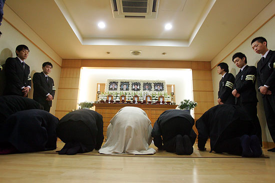 23일 낮 12시경 강기갑 민주노동당 대표와 당직자들이 합동분향소를 찾아 참배하고 있다.[사진-통일뉴스 조성봉 기자]