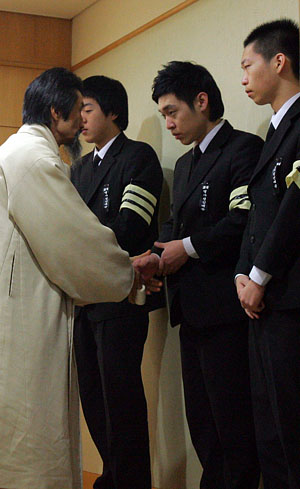 강기갑 민주노동당 대표가 유가족들을 위로하고 있다.[사진-통일뉴스 조성봉 기자]