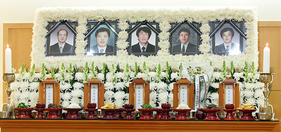 국화꽃에 둘러싸인 고인들의 영정.왼쪽부터 故 이상림(72세), 故 양회성(58세), 故 한대성(54세), 故 이성수(51세), 故 윤용헌(49세).[사진-통일뉴스 조성봉 기자]