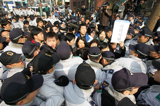 기자회견을 마친 유가족들이 청와대로 항의서한을 전달하기 위해 움직이자 마자 경찰은 스크럼을 짜고 가로막았다.[사진-통일뉴스 조성봉 기자]