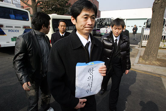 2시간이 넘는 실랑이 끝에 항의서한을 전달하러 가는 유가족.[사진-통일뉴스 조성봉 기자]