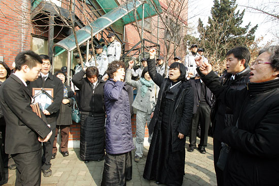 유가족들은 대통령의 사과와 김석기 경찰청장 내정자의 처벌이 이뤄질때까지 끝까지 싸워나가겠다고 다짐했다.[사진-통일뉴스 조성봉 기자]