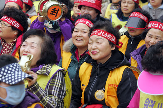 머리띠를 동여매고 거리로 나온 어머니들. [사진-통일뉴스 조성봉 기자]