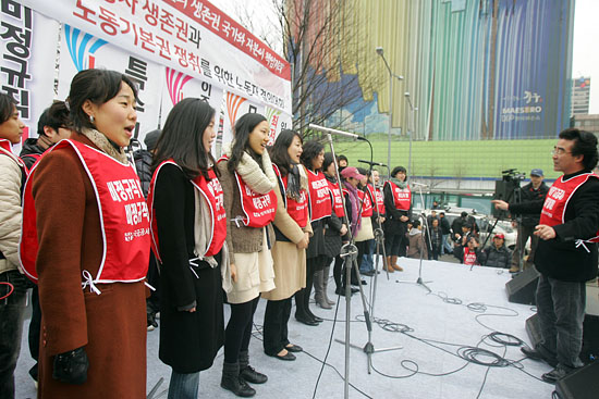 이날 집회에서는 국립오페라합창단에서 집단해고돼 복직투쟁중인 합창단원 20여명이 나와 동백섬과, 임을 위한 행진곡등을 부르며 투쟁의 결의를 다졌다.[사진-통일뉴스 조성봉 기자]