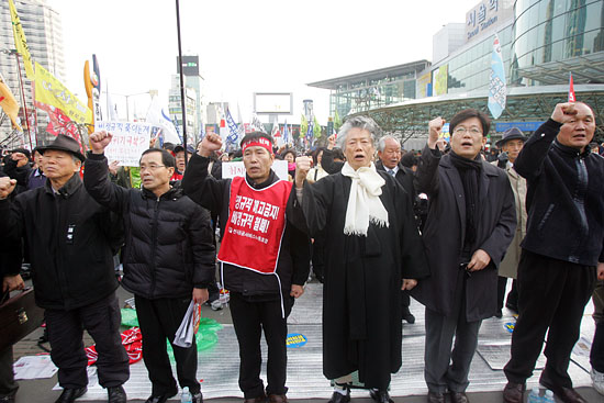 민주노총 임성규 비대위원장(왼쪽에서 세번째)은 