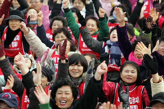 비정규직 노동자들이 만세를 부르며 웃는 날은 언제쯤 찾아올 것인가.[사진-통일뉴스 조성봉 기자]
