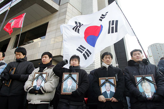 21일 5차 용산참사 범국민추모대회가 경찰의 원천 봉쇄로 인해 당초 계획됐던 장소인 청계광장이 아닌 서울플라자 호텔 앞 인도에서 진행됐다.[사진-통일뉴스 조성봉 기자]