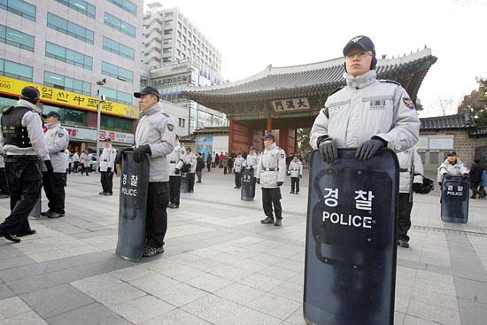 이날 경찰은 추모대회를 막기 위해 청계광장뿐만 아니라 서울 도심 곳곳을 원천봉쇄했다.[사진-통일뉴스 조성봉 기자]