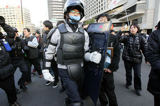 유가족들이 청와대로 행진을 시작하자 방패로 막아나서는 경찰.[사진-통일뉴스 조성봉 기자]