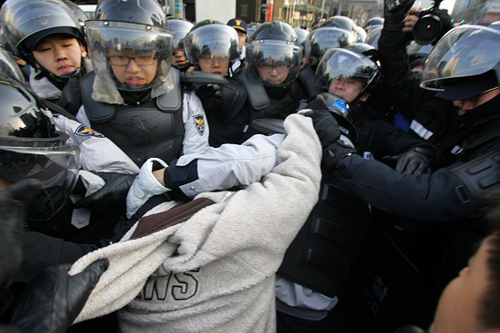 경찰은 故 이성수 씨의 아들 이상흔씨의 머리채를 잡아당기며 주먹으로 가격하고 연행을 시도했다.[사진-통일뉴스 조성봉 기자]