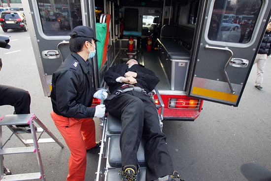 엠블런스에 실려가는 유가족.[사진-통일뉴스 조성봉 기자]