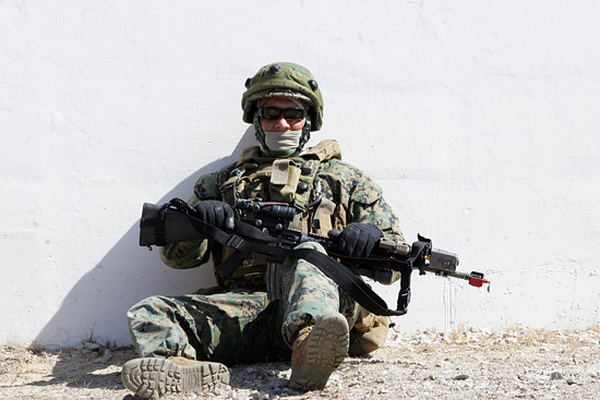 대항군이 쏜 총에 맞아 쓰러져 있는 한 미군병사가 허탈한 표정을 짓고 있다. [사진-통일뉴스 조성봉 기자]