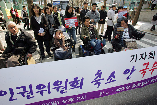 청와대측에 항의서한을 전달하려고 행진을 하는 인권단체 회원들.[사진-통일뉴스 조성봉 기자]