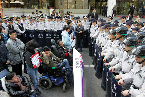 경찰이 인권단체회원들의 청와대 행진을 가로막기 위해 에워싸고 있다.[사진-통일뉴스 조성봉 기자]