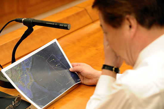 5일 오전 10시 '북한 장거리 로켓 관련 긴급 대책회의'를 개최한 유명환 장관이 구글어스 지도를 꺼내어 발사 상황을 예의주시하고 있다. [사진-인터넷신문공동취재단]