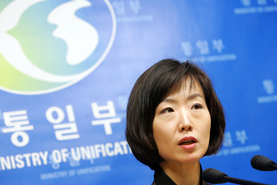 5일 오후 1시 50분 이종주 통일부 홍보담당관이 북한의 인공위성 발사에 따른 개성공단 출경인원 조정 등에 대한 통일부의 입장을 밝히고 있다. [사진-통일뉴스 조성봉 기자]