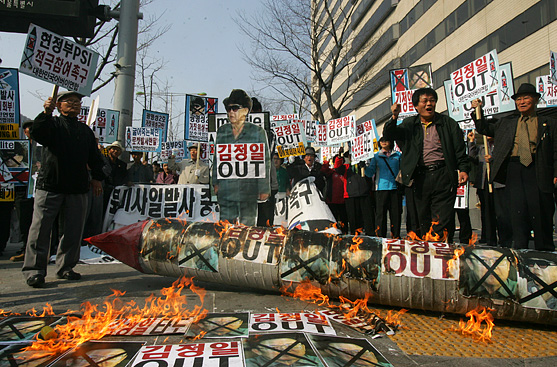 5일 오후 3시 서울 세종로 미 대사관 근처 KT홀 앞에서 '북 인공위성 발사'를 규탄하며 화형식을 하고 있는 보수단체회원들. [사진-통일뉴스 조성봉 기자]