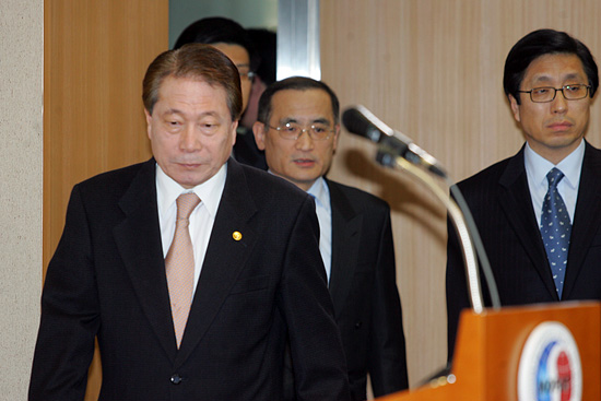 5일 오후 5시 유명환 외교통상부 장관이 굳은 표정으로 내외신 기자회견장에 들어오고 있다. [사진-통일뉴스 조성봉 기자]