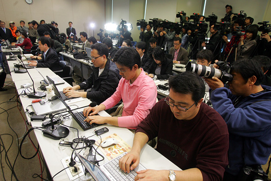 '북 인공위성 발사'에 대한 높은 관심으로 유명환 외교통상부 장관의 내외신 기자회견장에는 많은 취재진이 몰렸다. [사진-통일뉴스 조성봉 기자]