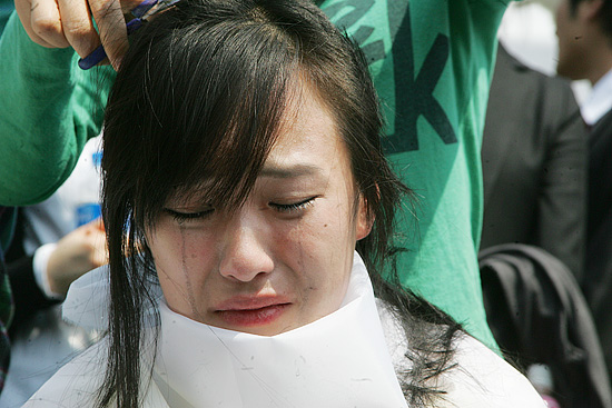 홍익대 총학생회장 한아름씨가 삭발 도중 감정이 북받쳐 눈물을 흘리고 있다. [사진-통일뉴스 조성봉 기자]