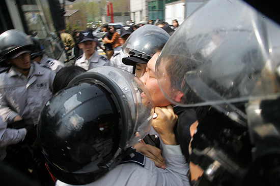 경찰이 이원기 한대련 의장(부산대학교 총학생회장)의 목을 조르며 연행해 가고 있다.[사진-통일뉴스 조성봉 기자]