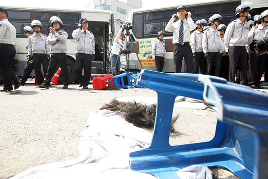 삭발식이 진행된 기자회견장은 경찰의 연행으로 인해 아수라장이 되어 버렸다.[사진-통일뉴스 조성봉 기자]