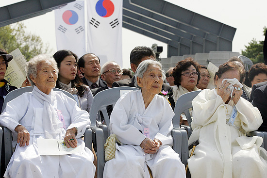 19일 오전 10시, 국가보훈처가 주최한 '제49주년 4.19혁명기념식'에 참가한 유가족들이 '4.19혁명 추모공연'을 보면서 눈물을 흘리고 있다. [사진-통일뉴스 조성봉 기자]