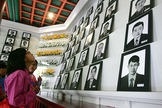 서울인수초등학교 6학년 양혜린양(맨앞)과 친구들이 영정을 바라보고 있다. [사진-통일뉴스 조성봉 기자]