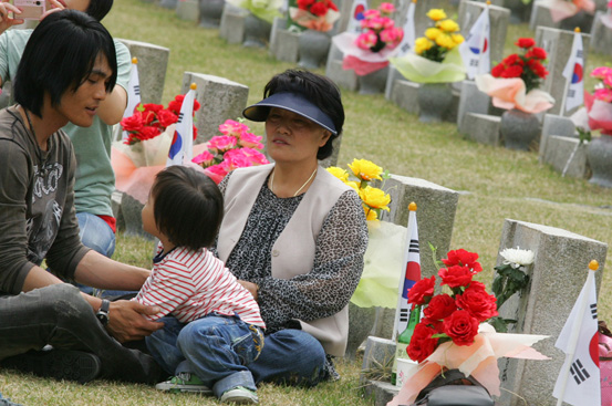 4.19국립묘지에 참배하러 온 유가족들. [사진-통일뉴스 조성봉 기자]